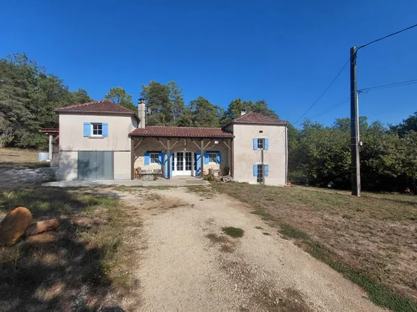 Propriété en pierre sur 3,5 hectares de terrain boisé en Périgord Vert