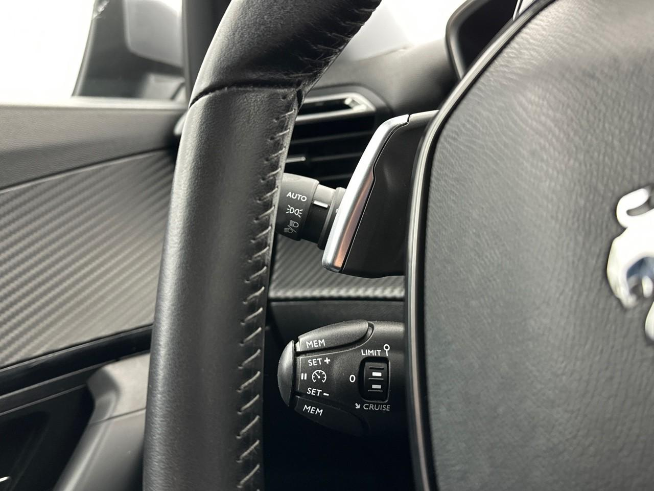 Peugeot 2008 puretech 130 s&s eat8 allure pack — photo 19