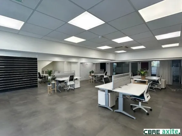 Local professionnel 950 m²