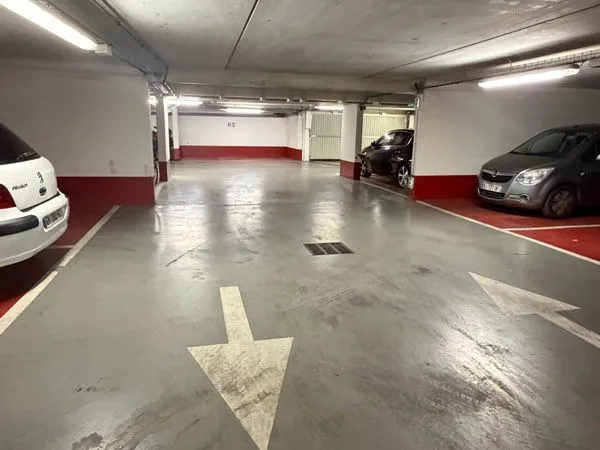 Place de parking à louer - saint-denis / 8 rue ampère