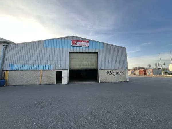 Entrepôt sur parcelle de 1000.00 m2 + stationnement possible.