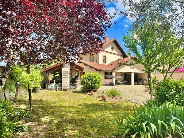 SUPERBE MAISON ANCIENNE RENOVEE DANS UN PARC CLOS DE MURS