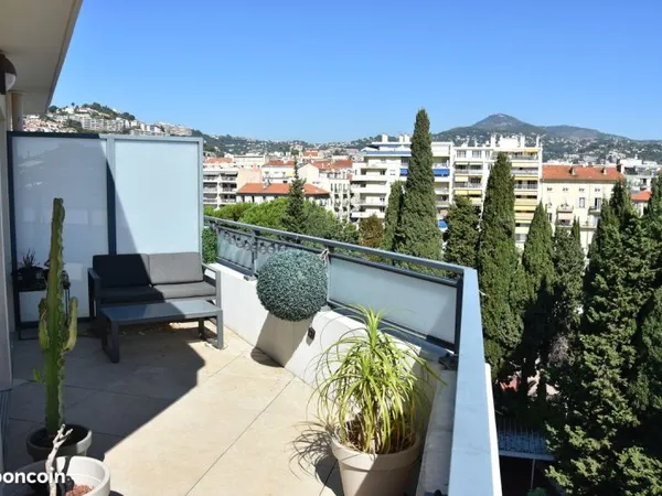 Dernier étage avec terrasse, à deux pas de la Gare du Sud et du futur Théâtre de Nice