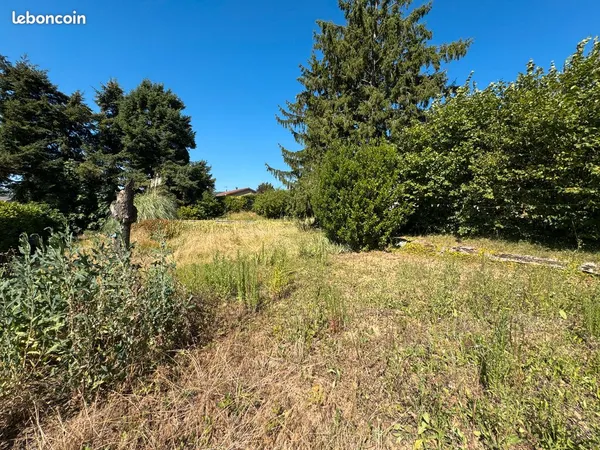 ANSE le terrain à bâtir 800 m² déjà clos de murs sur trois côtés,