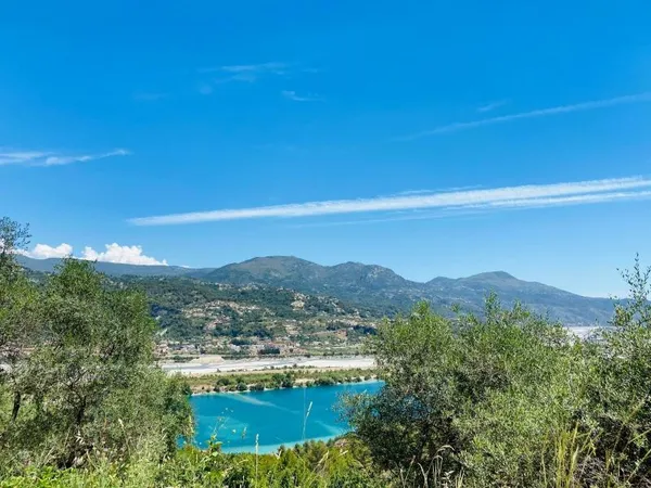 LE BROC : SIS EN POSITION DOMINANTE OFFRANT VUE DEGAGEE LAC ET VALLEE, VEND TERRAIN DE 530 M2 VIABIL