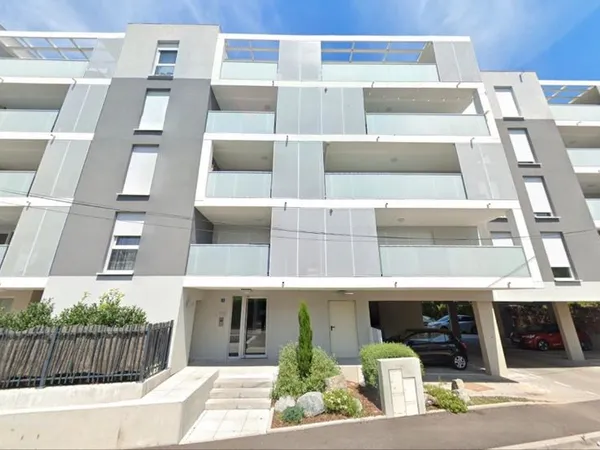 Appartement 2 pièces 51 m2 (2017, balcon, 2 parkings, Tram immédiat)