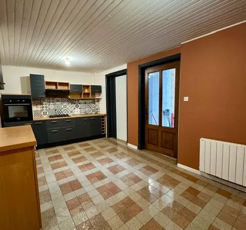 Appartement 4 pièces avec cour et dépendances