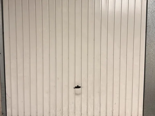 Parking box devant la gare avec bip