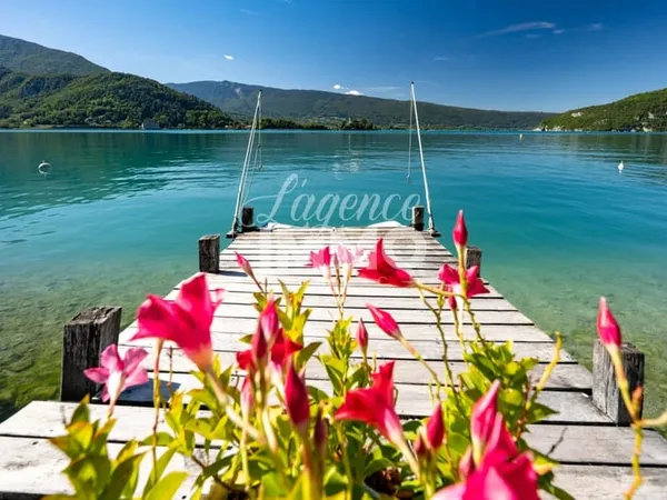 Maison pieds dans l'eau à Talloires