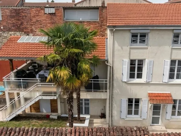 Maison de ville de 112 m² avec jardin, piscine et terrasse.