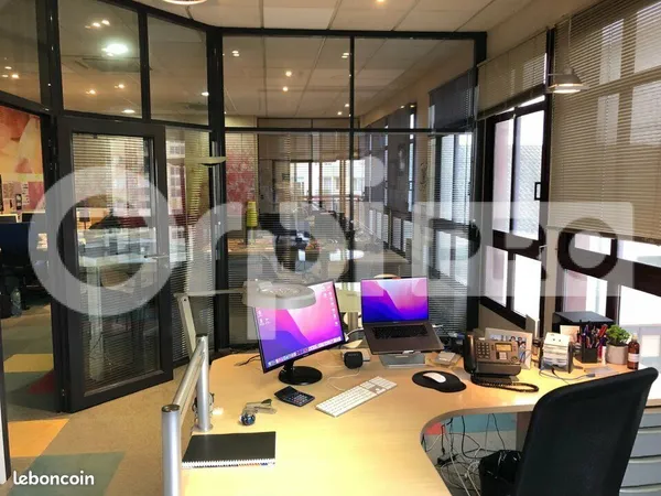 Bureau 208 m²