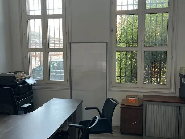 Magnifique bureau meublé dans très bel immeuble en pierre de taille avec ascenseur et marbre