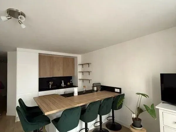 Beau T2bis meublé 52m² avec box/parking fermé
