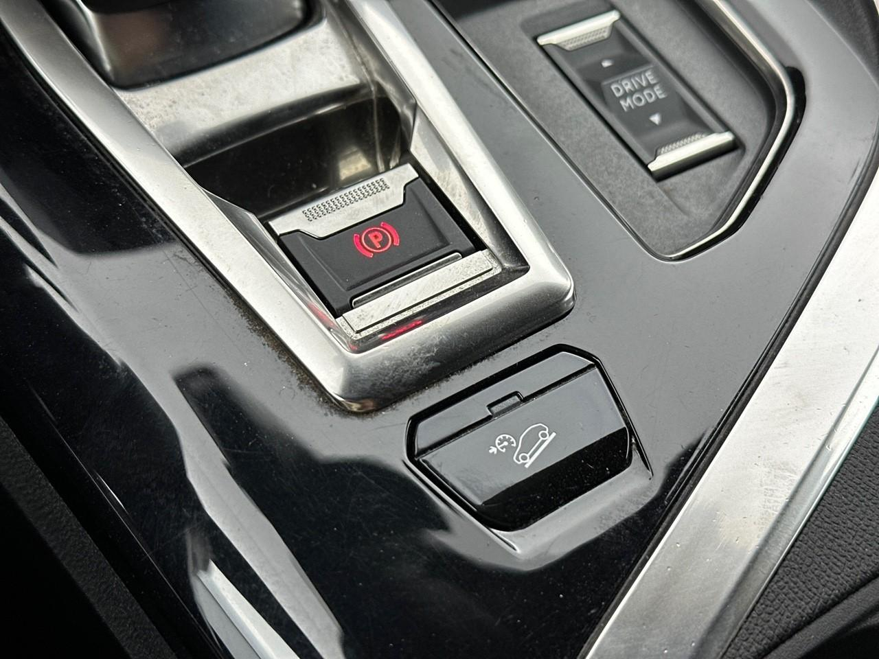 Peugeot 3008 hybrid4 300 e-eat8 gt — photo 32