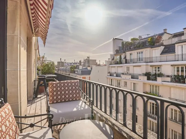 Paris 16e - Trocadéro - Deux chambres - Balcon terrasse.