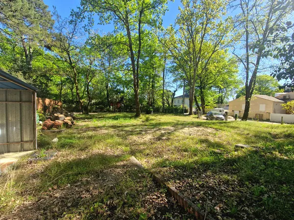 ENVIRONNEMENT BOISÉ - Terrain de 450 m² avec réseaux en bordure