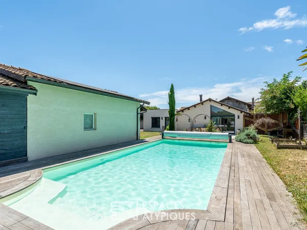 Corps de ferme rénové avec piscine et extension contemporaine