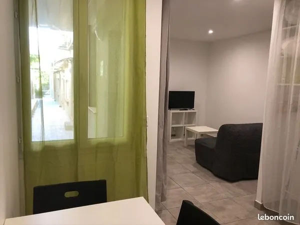 Studio meublé climatisé (eau-électricité-wi-fi inclus)