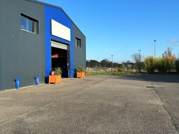 Entrepôt de 150m2 au sol + 40m2 de bureaux local artisanal à louer