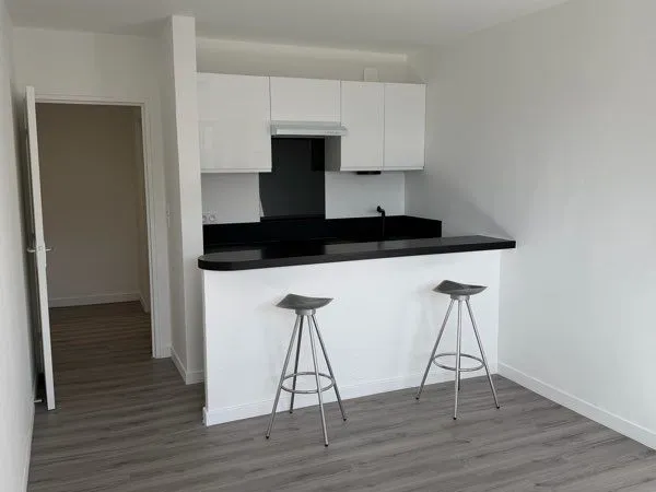 Studio 28 m² - Thiers - 450 charges comprises