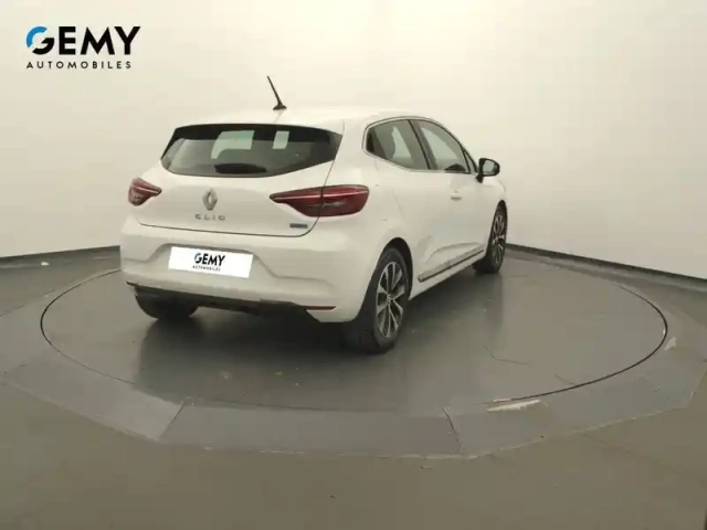 Renault Clio e-tech 140 - 21n — photo 31