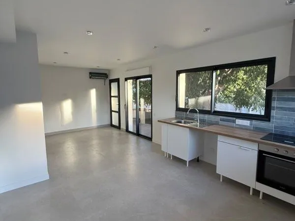 Maison de ville neuve meublée avec terrasse, garage et vue sur les montagnes