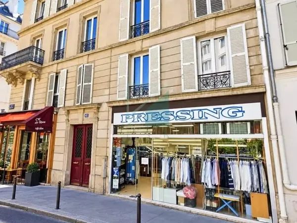 PARIS XI° - Murs commerciaux occupés - 50,80 m² + 2 caves