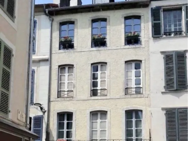 1er étage 105 m² - 4 appartements loués - Hyper centre / Château -