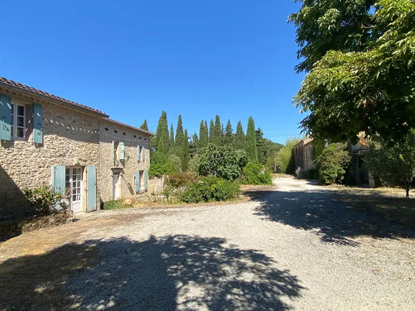 PROPRIÉTÉ AVEC DÉPENDANCES sur 2,5 HA