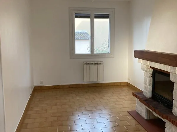 A LOUER - Maison de plain pied 80m2 avec bel extérieur