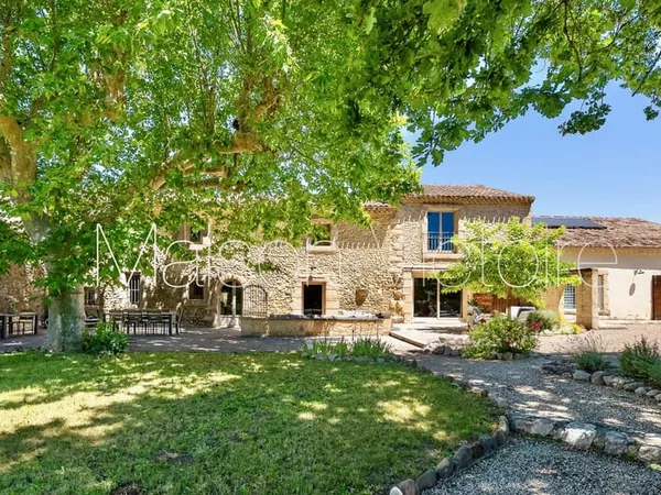 Authentique mas du Xvii ème siècle en pierre, 360 m² sur terrain clos avec piscine