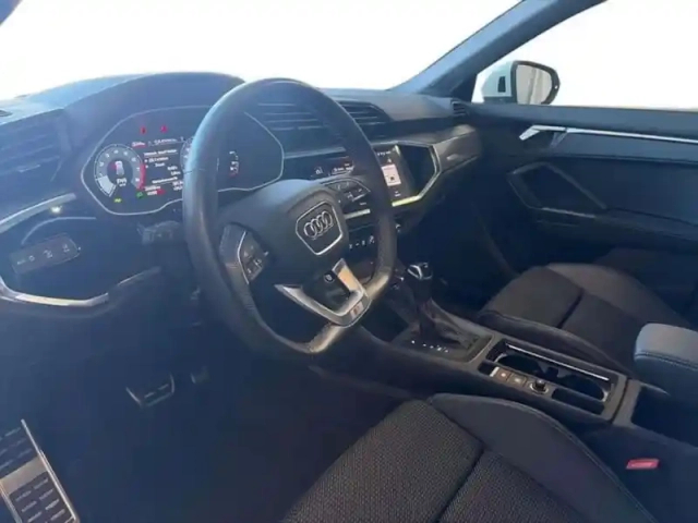 Audi Q3 35 tfsi 150 ch s tronic 7 s line — photo 9