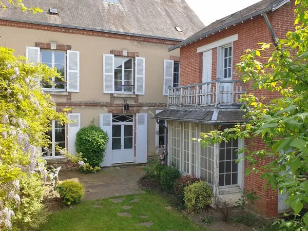 CHATEAUDUN, Hypercentre - belle maison bourgeoise avec jardin et garage