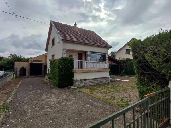 maison sur sous-sol à rénover, 3 chambres, annexes importantes.