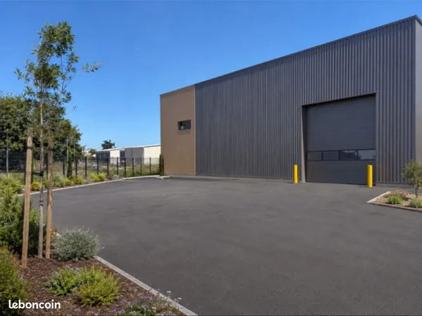 LOCAL D'ACTIVITÉ NEUF - ENTREPOT - 140 m² + PARKING 500 m²