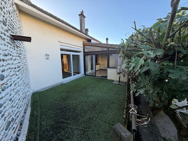 RARE À PAU - MAISON DE VILLE AVEC JARDIN, GARAGE & FORT POTENTIEL !