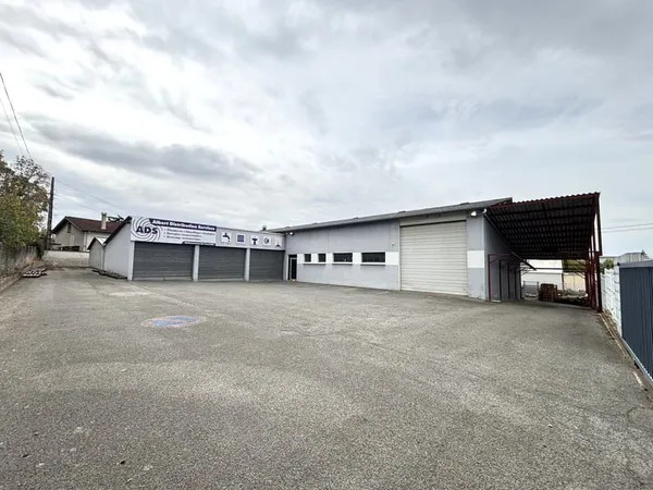 Local commercial en zone industrielle