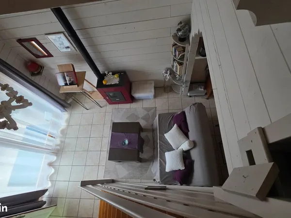 Studette dans maison campagne