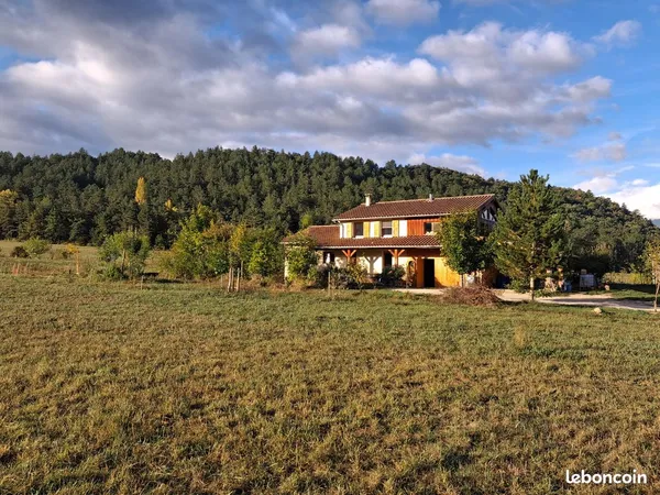 Maison individuelle 154 m2, dont studio indépendant 32m2, avec terrain arboré 5000m2