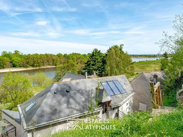 Maison de caractère avec troglodyte et accès Loire
