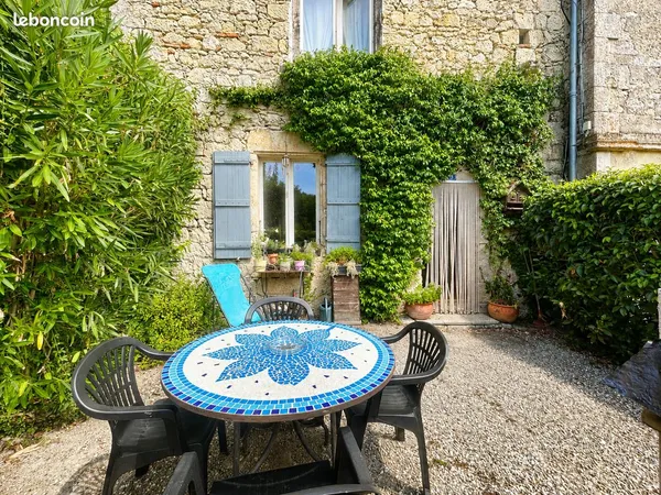 Maison de village rénovée, pleine de charme, avec un agréable extérieur