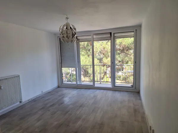 Loue appartement 55m² Marseille 8ème - T3 avec balcon et place de parking