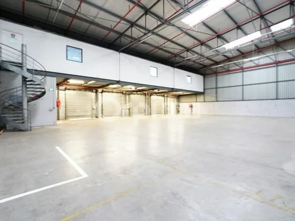 Local d'activité 556 m²