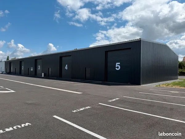 Locaux professionnels / Entrepôts de 180 à 900m2