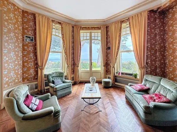 APPARTEMENT TRAVERSANT EN VILLE D'HIVER AVEC JARDIN ET VUE PANOR