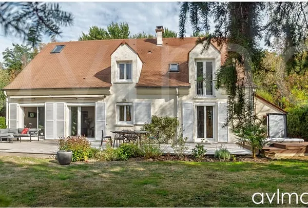 Belle maison familiale sur un terrain de 905m2 avec jacuzzi
