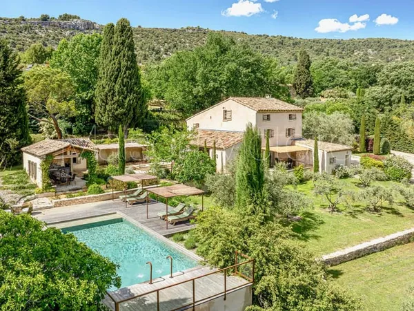 Mas magnifiquement rénové avec une décoration intérieure raffinée, aux abords du village.