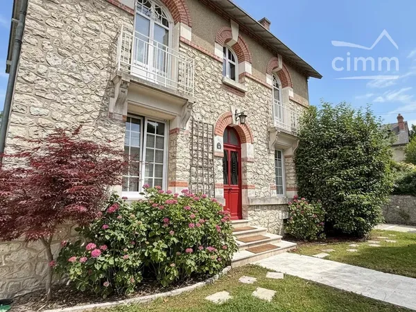 MAISON FAMILIALE 193 M² AVEC PISCINE À DÉBORDEMENT – 6 CHAMBRES – BLOIS CENTRE-VILLE