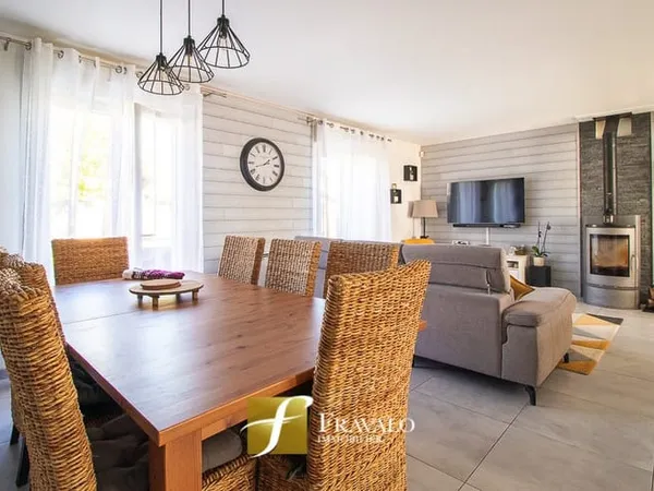 PLOEREN BOURG - JOLIE MAISON RENOVEE