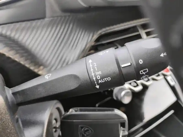 Peugeot 2008 turbo 100 ch bvm6 allure — photo 18